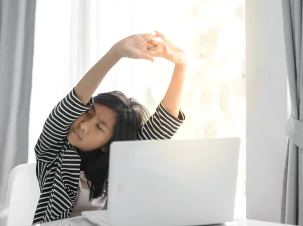 Blurry fundo menina stretchin com laptop em casa . — Fotografia de Stock