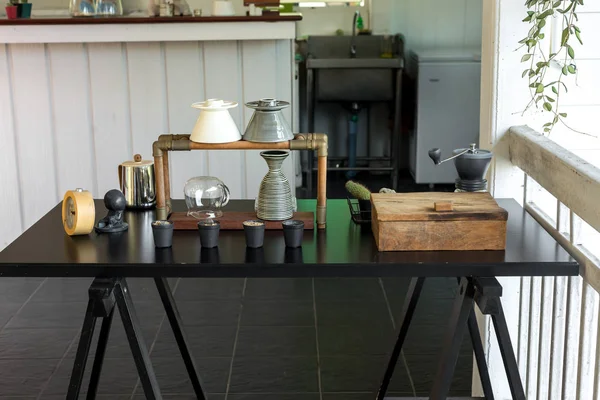 Kits de goteo de café en la mesa, concepto de estilo de vida . — Foto de Stock