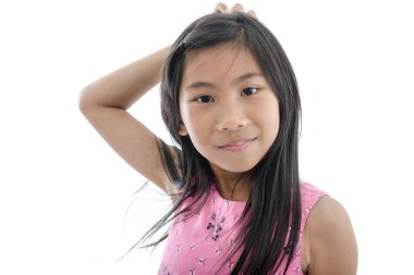 Beyaz arka plan üzerinde başını çizilmemesi kız.