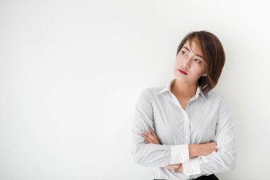 Beyaz duvar ve düşünme somethi karşı duran güzel kadın