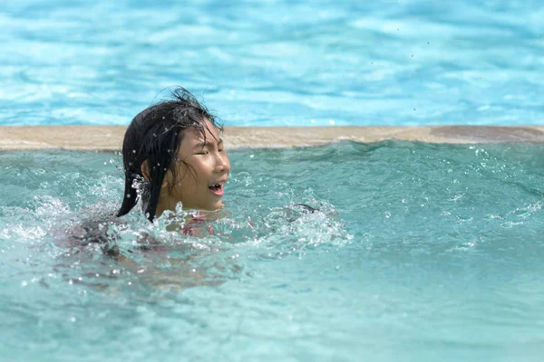 Chica feliz disfrutando en la piscina en un día soleado . —  Fotos de Stock