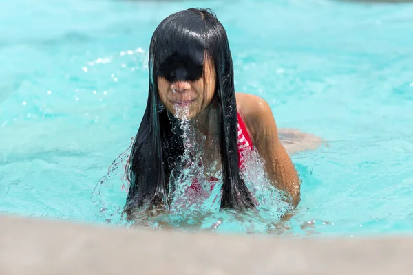 Ragazza in piedi fuori dall'acqua della piscina, movimento sfocatura . — Foto Stock