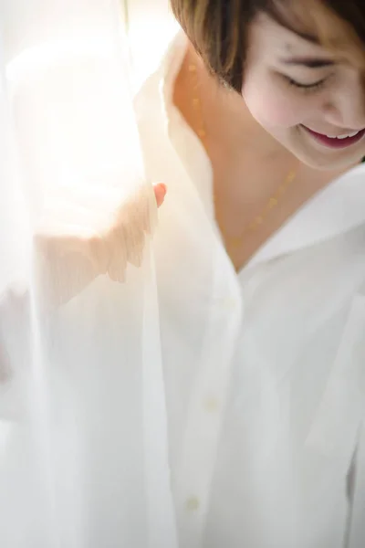 Mujer hermosa abstracta con cortina blanca con luz natural , — Foto de Stock