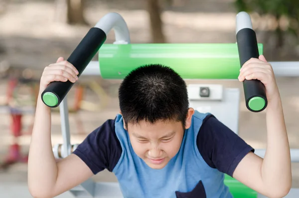 Asyalı çocuk egzersiz donanımları açık ile — Stok fotoğraf