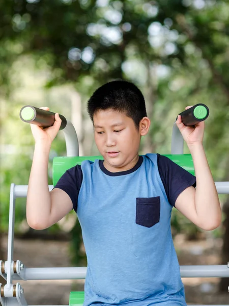 Asiatique garçon avec exercice équipement extérieur — Photo