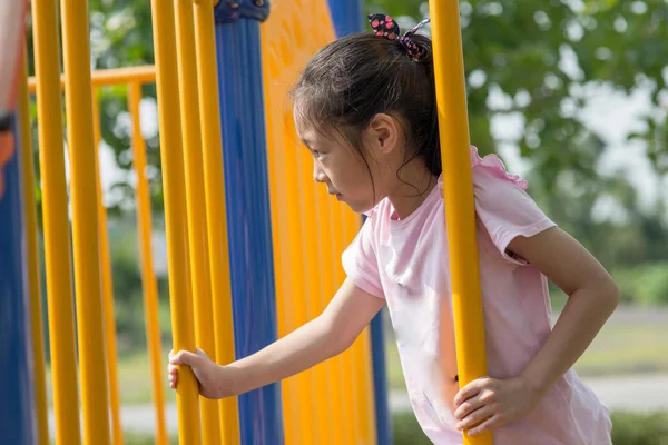 屋外の遊び場でクライミング アジアの女の子. — ストック写真