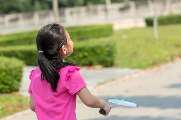 Mädchen lernen Badminton im Park im Freien, auf dem Weg — Stockfoto