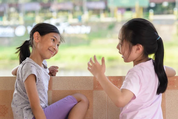 Ευτυχισμένα παιδιά μιλάμε μαζί στο πάρκο εξωτερική. — Φωτογραφία Αρχείου