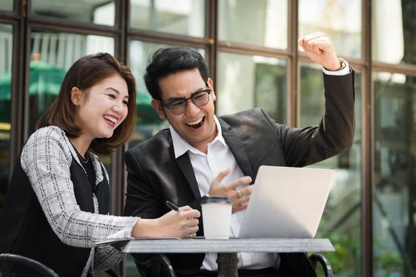 Mujer de negocios exitosa sentada en la cafetería al aire libre con su equipo — Foto de Stock