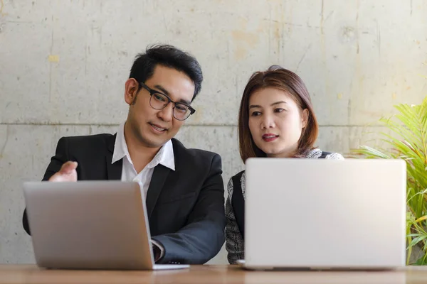 Empresario y su equipo coperado discutiendo en la oficina . — Foto de Stock