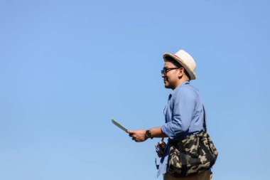 Asya turizm güneşli bir günde, mavi gökyüzü ile harita tutarak yaşam tarzı 