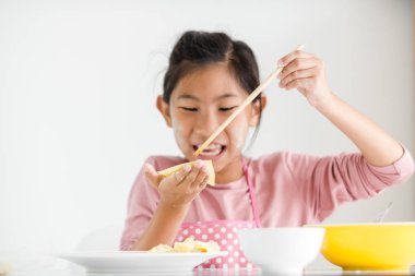 Ev yapımı hamur tatlısı yaşam tarzı kavramı onun elinde tutan kız.