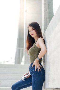 Arka bina ile Smartphone kullanarak güzel Asyalı kadın,