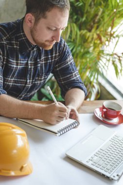 Ofiste çalışan ve kahve içme mühendisi.