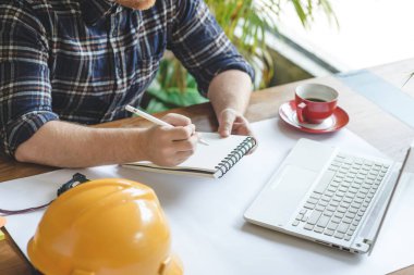 Ofiste çalışan ve kahve içme mühendisi.