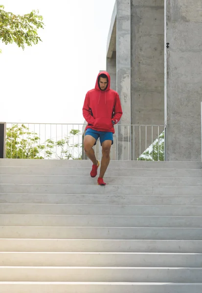 Городской спортсмен бежит наверх. Человек, работающий на улице — стоковое фото