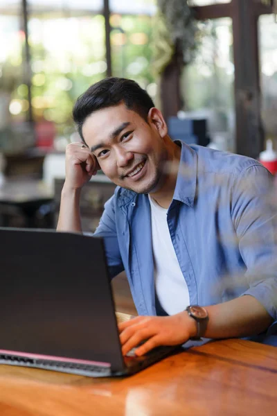 Ázsiai ember dolgozik a laptop a kávézóban, munka fogalma. — Stock Fotó