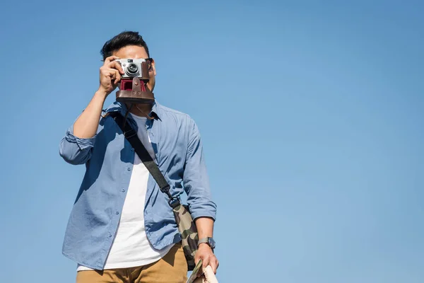 Glad asiatiska toursit tar vintage kamera med blå himmel i sunn — Stockfoto