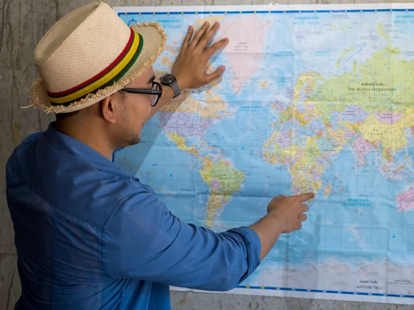 Tourisme pointant vers la carte du monde pour la prochaine destination, style de vie con — Photo