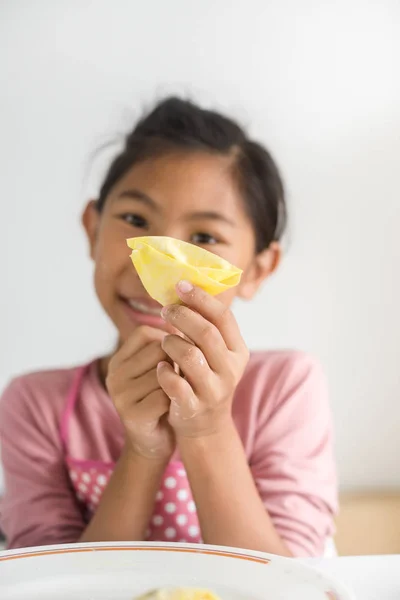 彼女の手は、ライフ スタイルのコンセプトで自家製餃子を持って女の子. — ストック写真