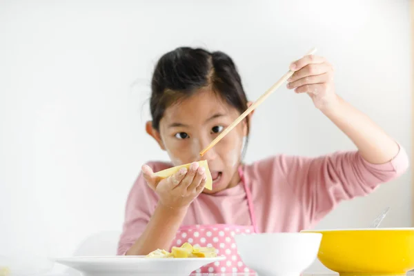 彼女の手は、ライフ スタイルのコンセプトで自家製餃子を持って女の子. — ストック写真