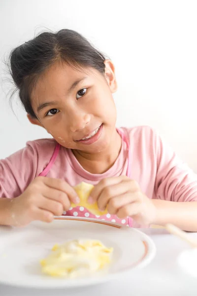 Meisje met zelfgemaakte knoedel in haar hand, levensstijl concept. — Stockfoto