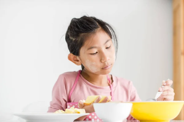 Meisje met zelfgemaakte knoedel in haar hand, levensstijl concept. — Stockfoto