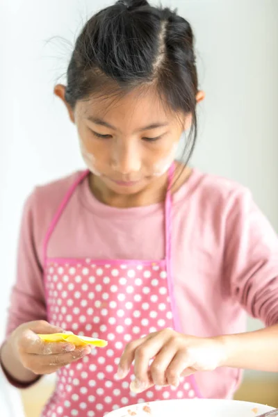 Dívka zpracování domácí knedlík v ruce, stylu života — Stock fotografie