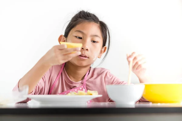 Meisje verwerking van zelfgemaakte knoedel in haar hand, levensstijl concept — Stockfoto