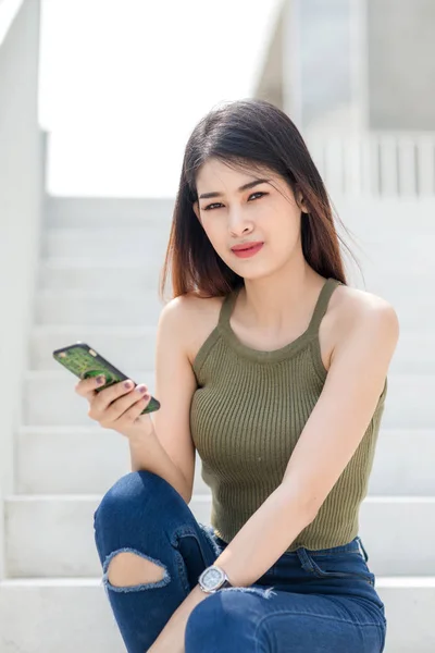 Hermosa mujer asiática usando teléfono inteligente con fondo de construcción , —  Fotos de Stock