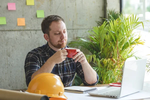 Tekniker arbetar på kontor och dricka kaffe. — Stockfoto