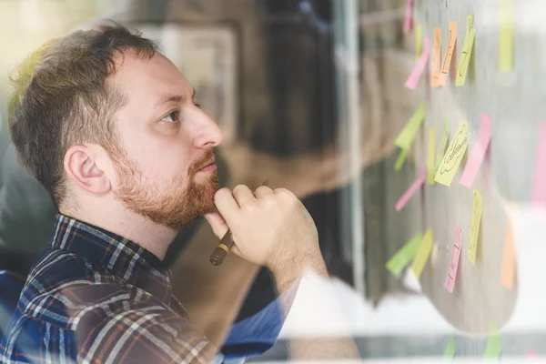 Creatieve zakenman schrijven van notities op papier in office — Stockfoto