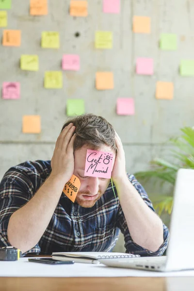 Hombre estresado con mensaje en notas adhesivas sobre su cara en offic —  Fotos de Stock