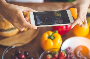 Kadın eller fotoğraf meyve ile smartphone, yaşam tarzı concep