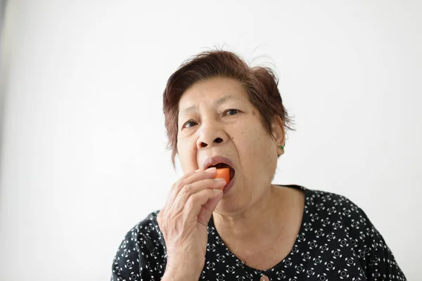 Asiatica donna anziana mangiare papaia matura affettata a casa, stile di vita — Foto Stock