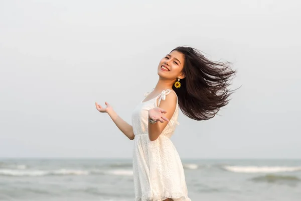 Mujer feliz saltando en la playa, concepto de estilo de vida. Luz cálida — Foto de Stock