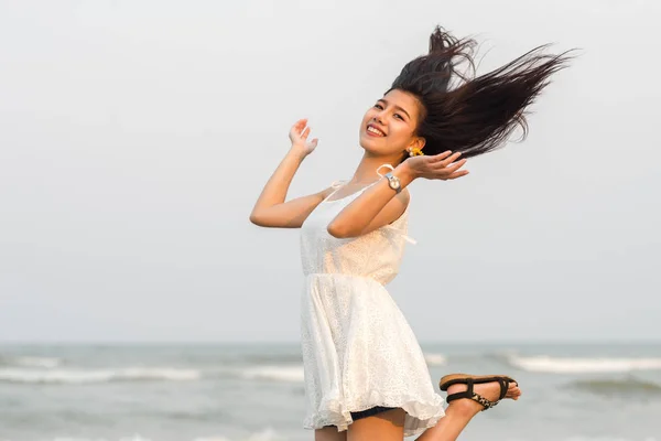 Mulher feliz pulando na praia, conceito de estilo de vida. Luz quente — Fotografia de Stock