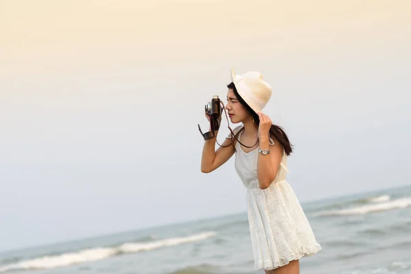 아시아 여자는 bea에 흰색 드레스 복용 사진으로 모자를 쓰고 — 스톡 사진