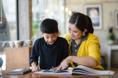 Asya Anne oğlunu okuma bir kitap, yaşam tarzı kavram öğretim.