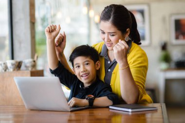 Mutlu Asya anne ve oğlu ellerini kazanmak süre yükselterek