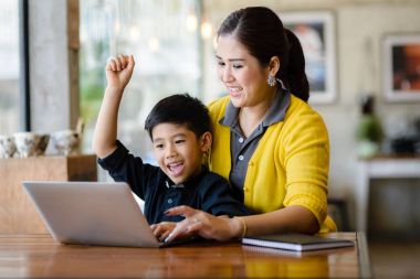 Mutlu Asya anne ve oğlu ellerini kazanmak süre yükselterek