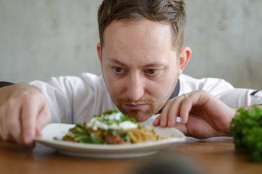 Yediklerini kontrol bir restoran ya da otel mutfakta Şef bir