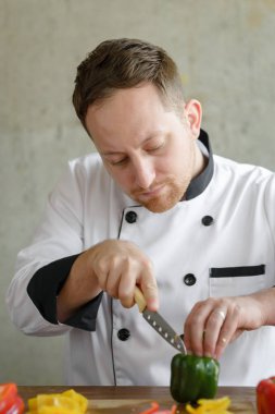 Profesyonel şef biber yemek hazırlama doğrama.