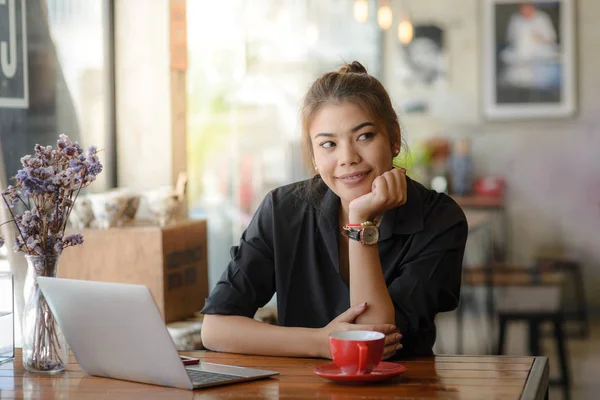 Sonriente mujer asiática trabajando en la cafetería, concepto de estilo de vida . — Foto de Stock