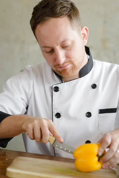 Επαγγελματίας σεφ τεμαχίζοντας πιπεριές τσίλι για την προετοιμασία του φαγητού. — Φωτογραφία Αρχείου