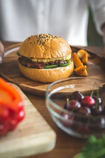 Burger de viande sur assiette en bois avec légumes . — Photo