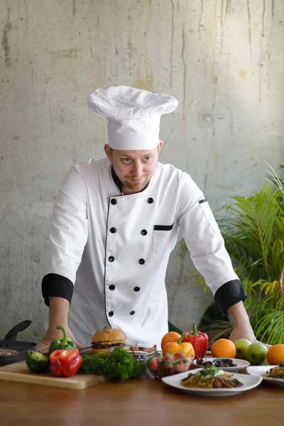 Επαγγελματίας σεφ βλέπουν τροφίμων και λαχανικών στο τραπέζι. — Φωτογραφία Αρχείου