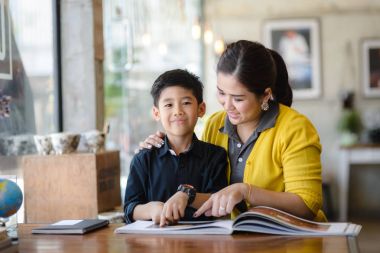 Asya Anne oğlunu okuma bir kitap, yaşam tarzı kavram öğretim.