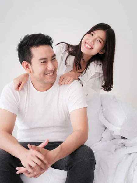 Feliz casal asiático na cama em casa, conceito de estilo de vida . — Fotografia de Stock