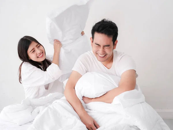 행복 한 아시아 커플, 연인 생활 concep 침대에 베개를 재생 — 스톡 사진